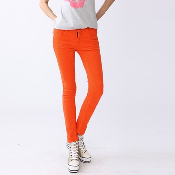 橙色灯芯绒裤子配什么鞋子和上衣好看,我是男